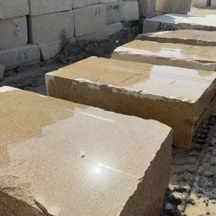 宜昌 黄金麻方料堆场洗料分选中，原材料充足