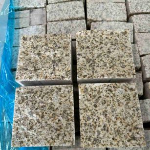 宜昌 黄金麻花岗岩自然面小方块，弹石，马蹄石等