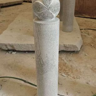 宜昌 芝麻白花岗岩石材挡车石柱、停车柱、圆柱挡车柱、方柱挡车柱等