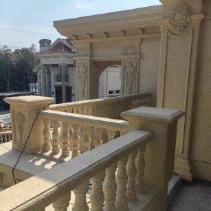 宜昌 黄金麻别墅外墙干挂雕花配合阳台栏杆花瓶柱