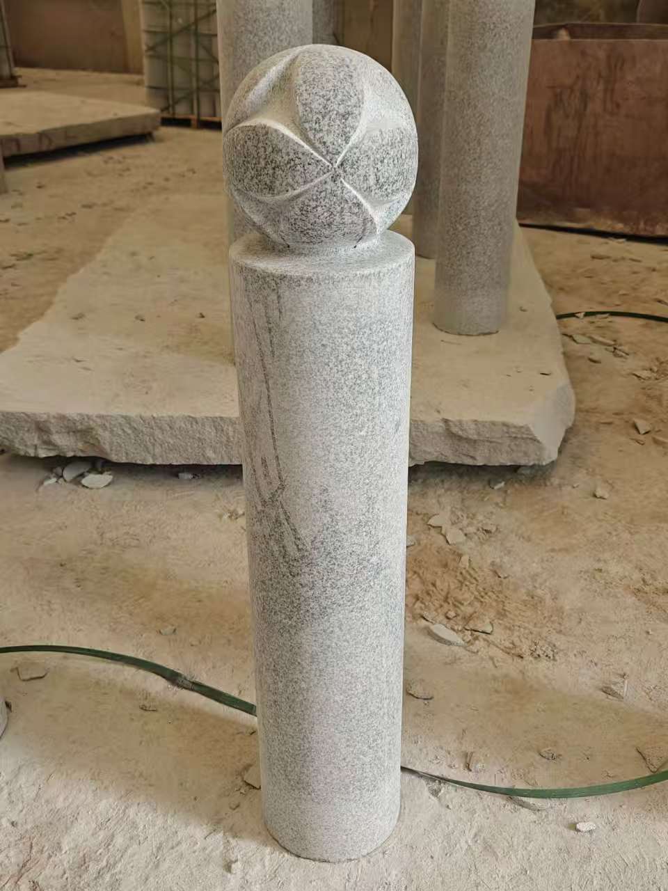 宜昌 芝麻白花岗岩石材挡车石柱、停车柱、圆柱挡车柱、方柱挡车柱等