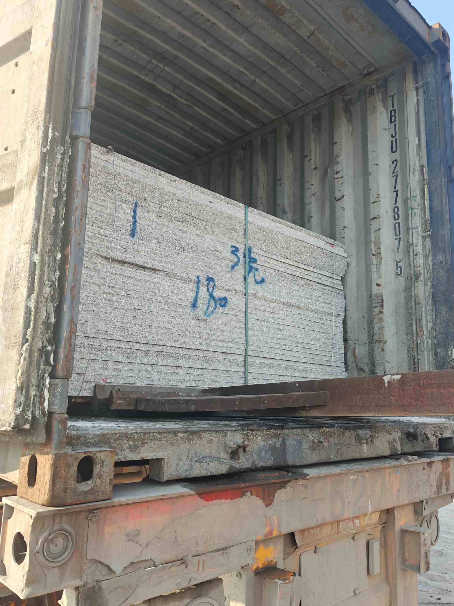 宜昌 芝麻白花岗岩石材3.0公分光面毛板装柜出货