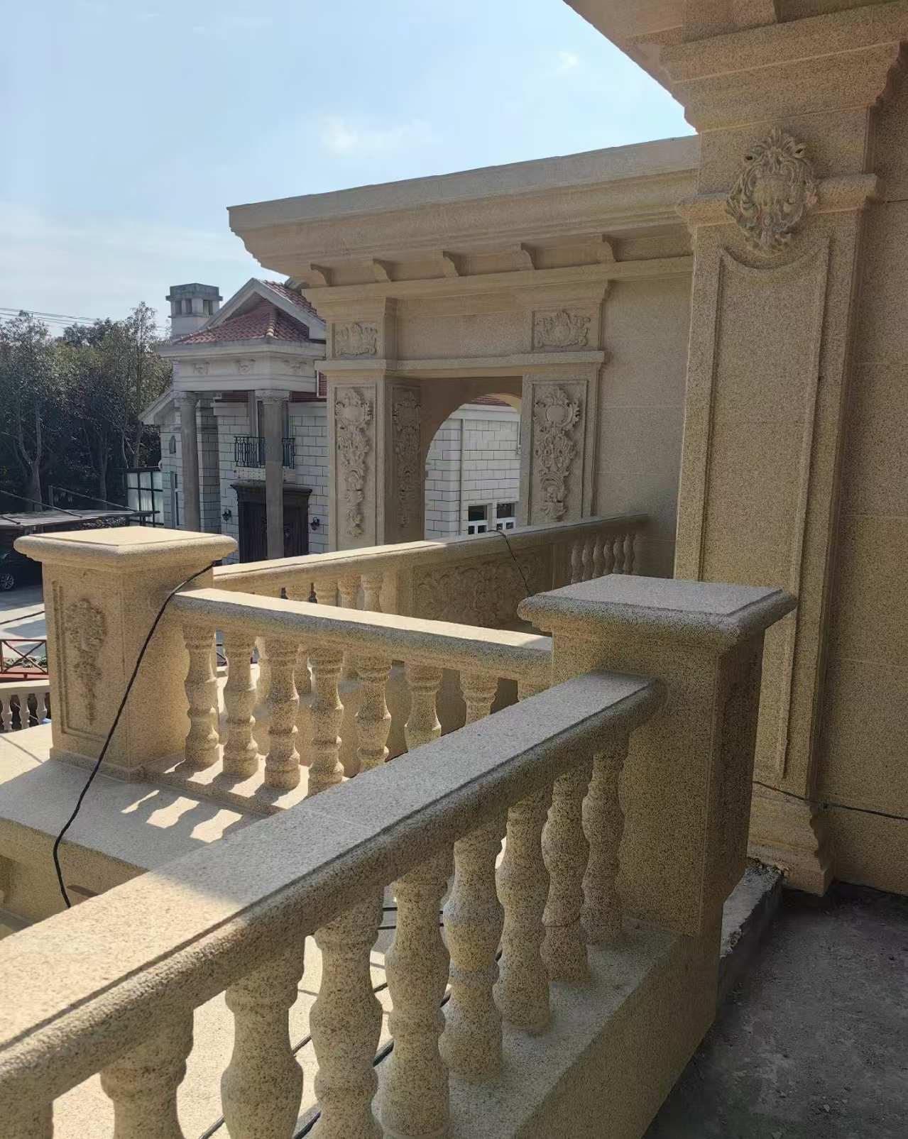 宜昌 黄金麻别墅外墙干挂雕花配合阳台栏杆花瓶柱