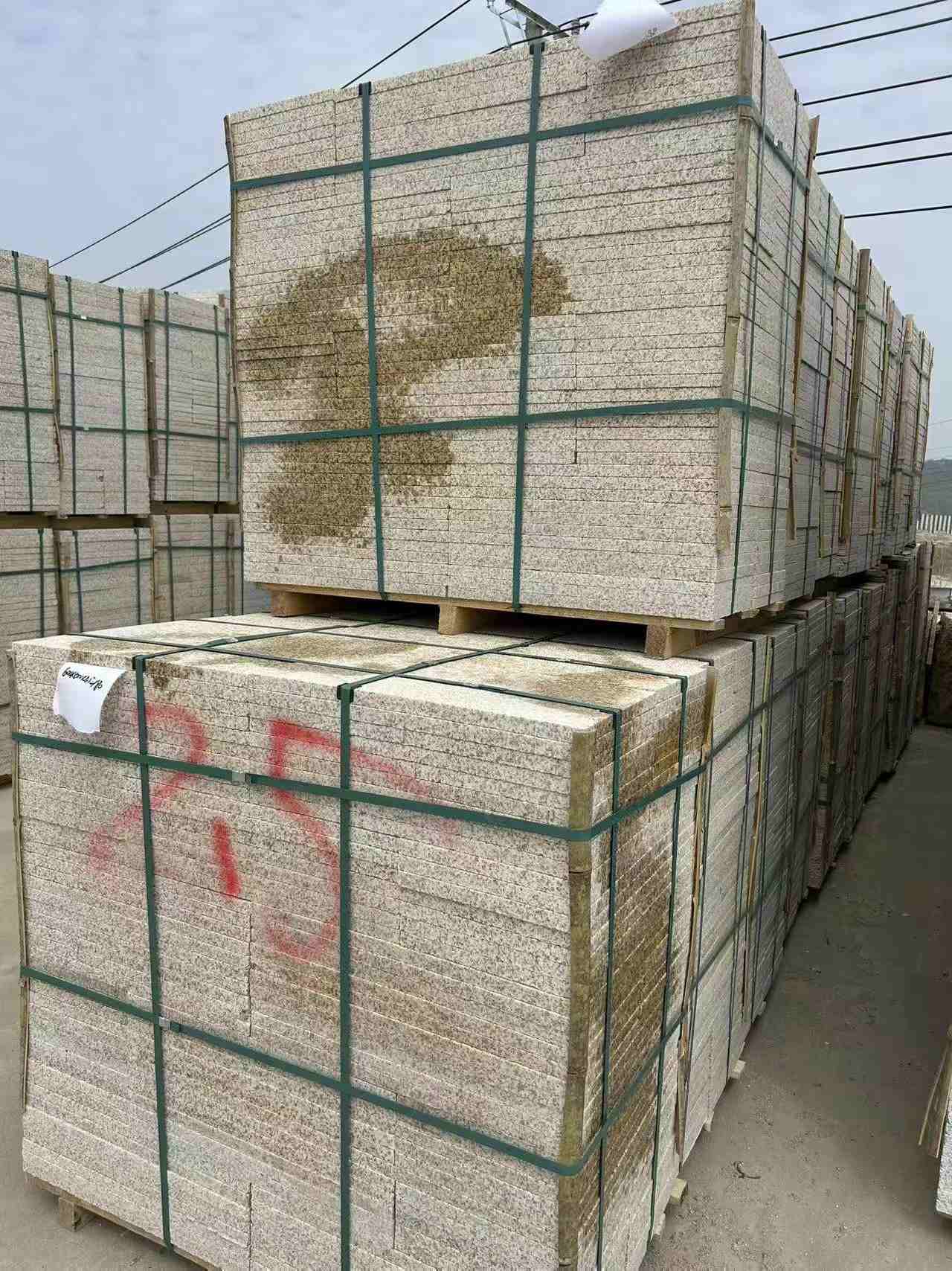 宜昌 黄金麻花岗岩石材荔枝面地铺石2.5*300*600