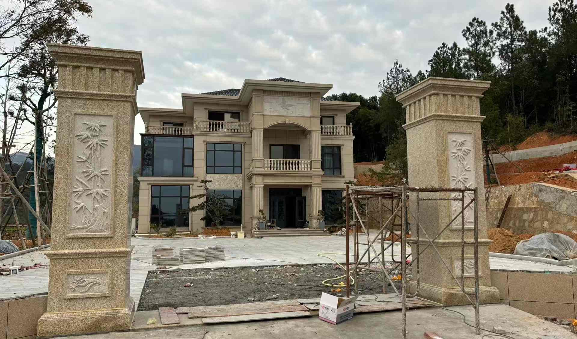 宜昌 黄金麻花岗岩别墅雕花外墙干挂配上门口雕花罗马柱