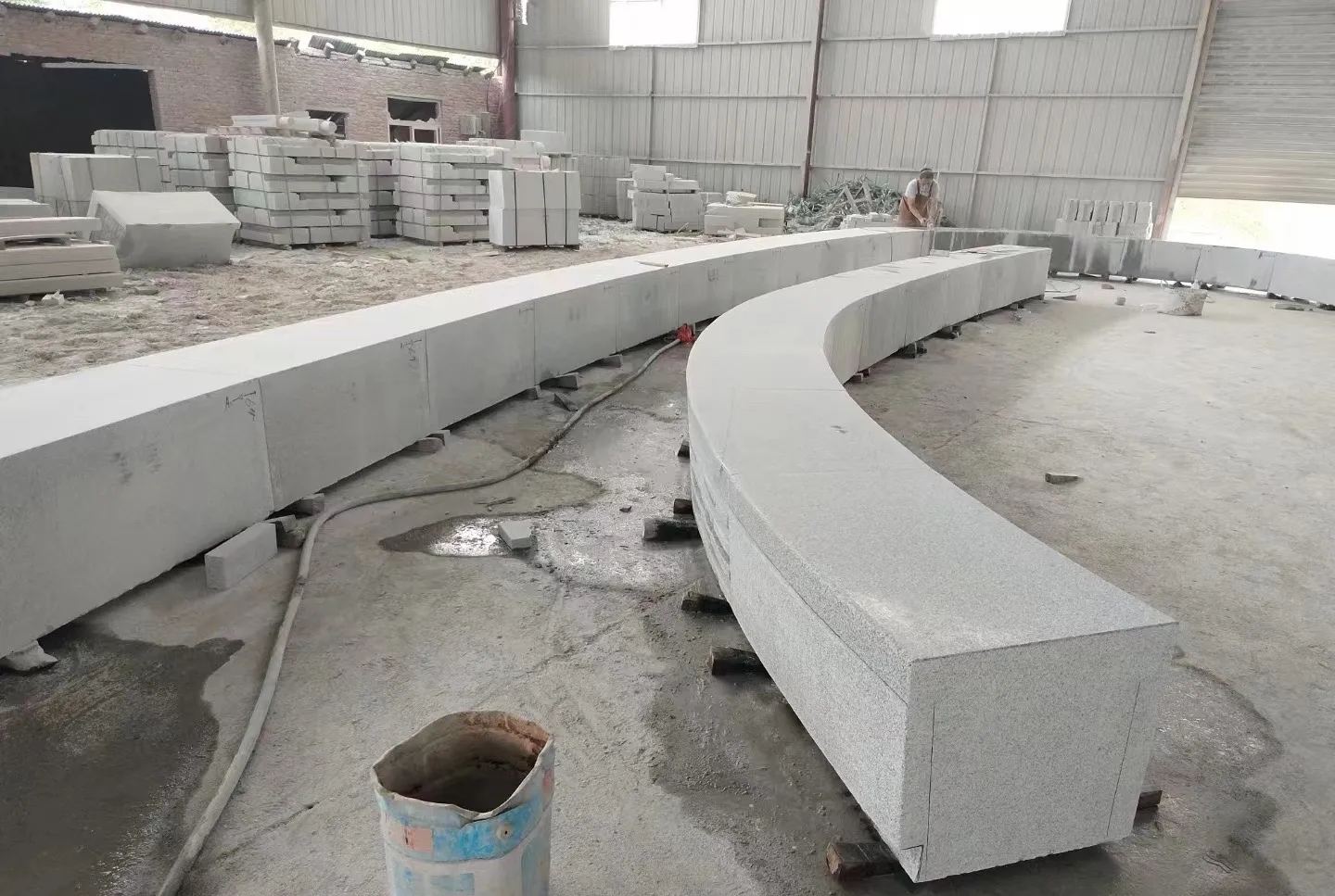 宜昌芝麻白花岗岩石板材 园林光面弧形坐凳