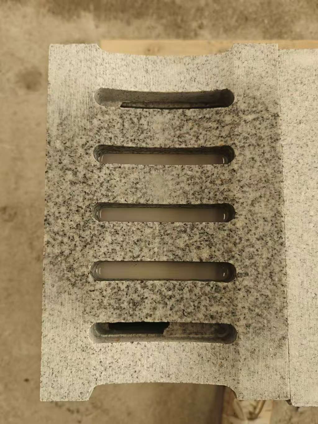 宜昌 芝麻白拉丝面花岗岩U型开槽排水槽