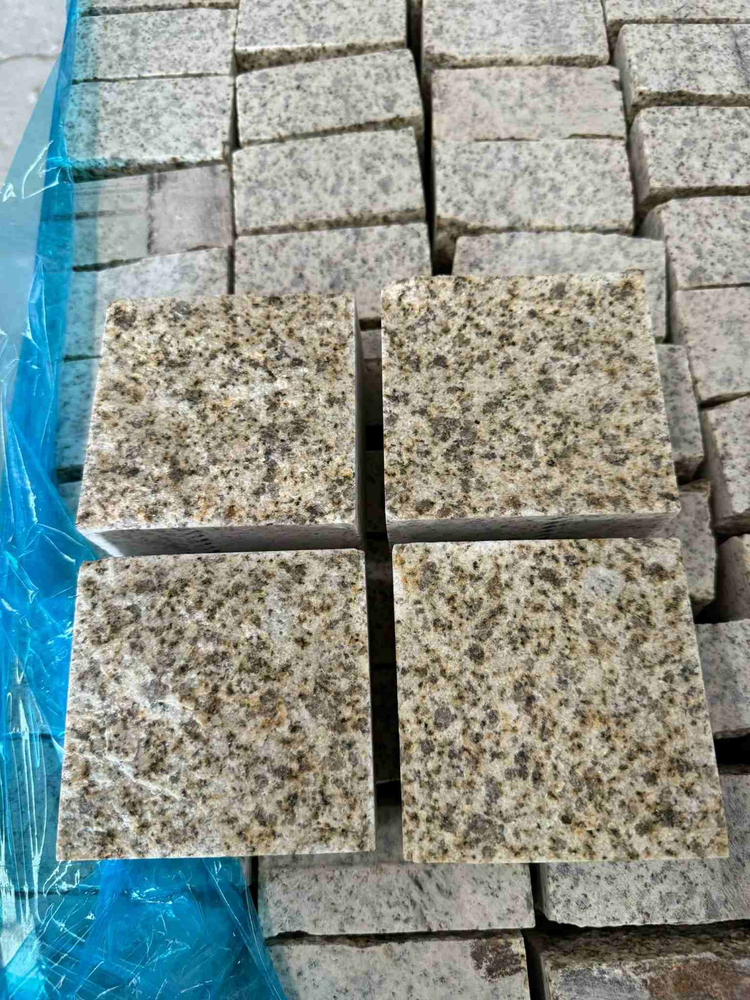 宜昌 黄金麻花岗岩自然面小方块，弹石，马蹄石等