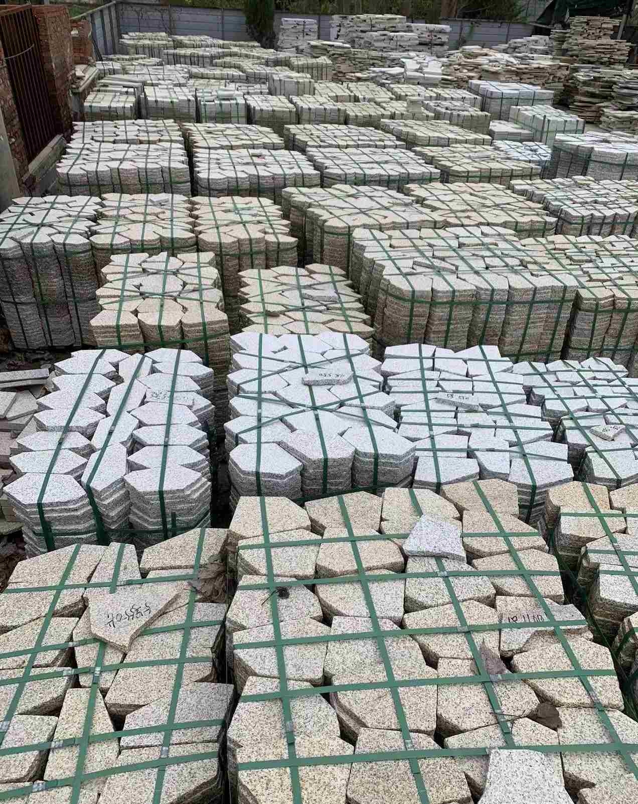 宜昌 黄金麻白麻花岗岩荔枝面地铺石(冰裂纹)