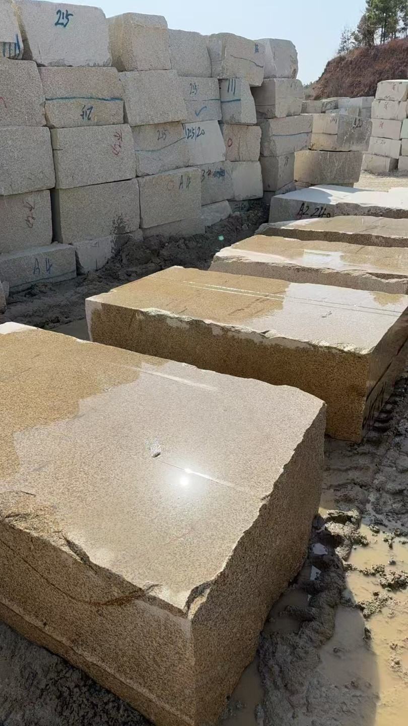 宜昌 黄金麻方料堆场洗料分选中，原材料充足