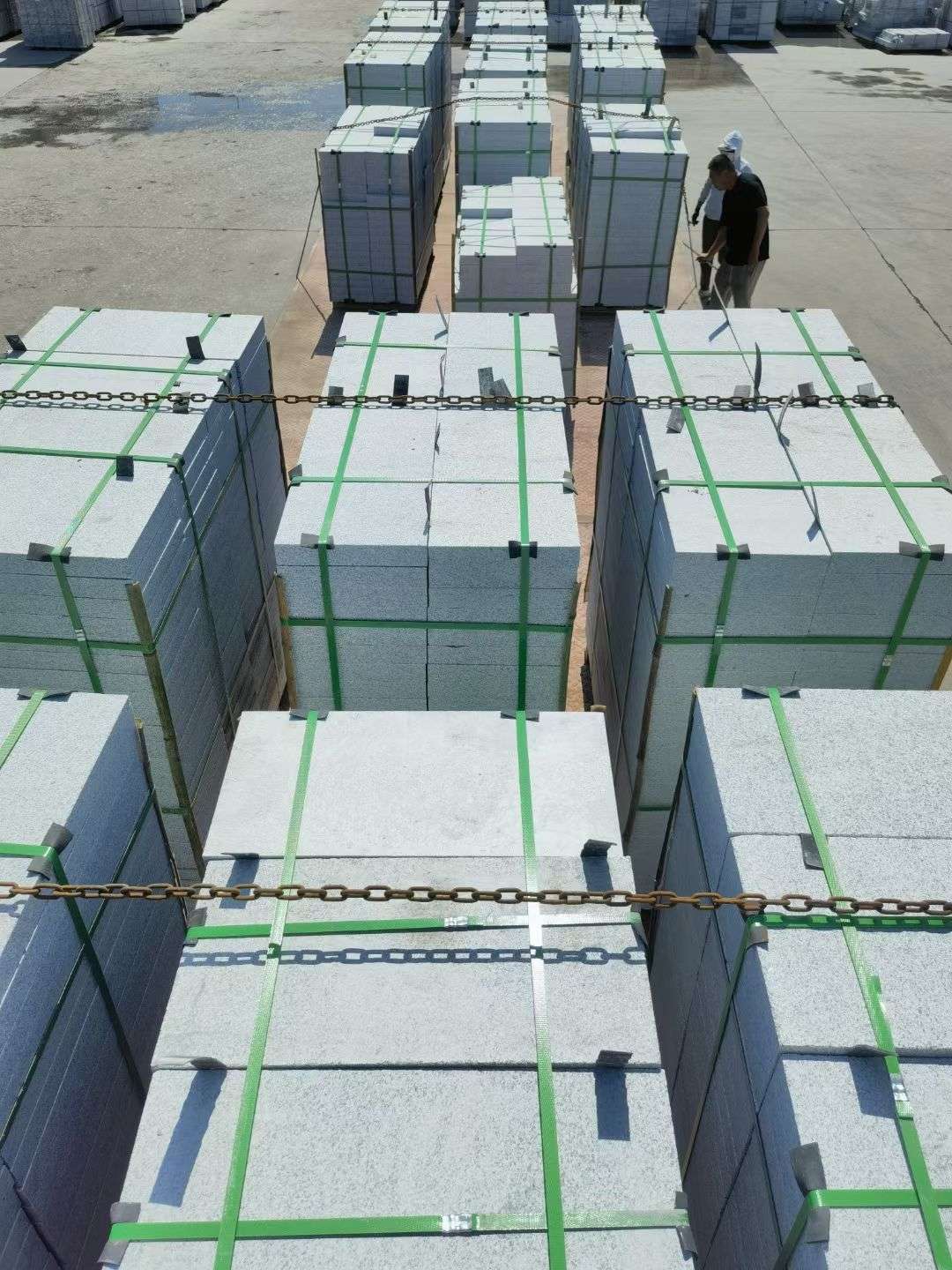 宜昌 芝麻白花岗岩5公分地铺石 花岗岩厂家工厂装车日常